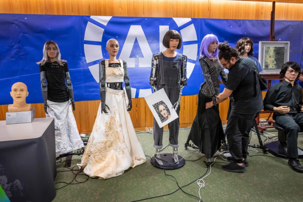 Các robot hình người tại sự kiện, từ trái sang: Mika, Sophia, Ai-Da, Desdemona, Grace và đang ngồi bên phải là Geminoid HI-2. Ảnh: AFP