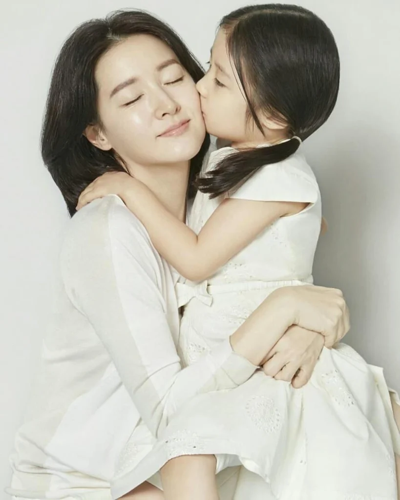 Lee Young Ae và con gái, Jung Seung Bin (Ảnh: News).