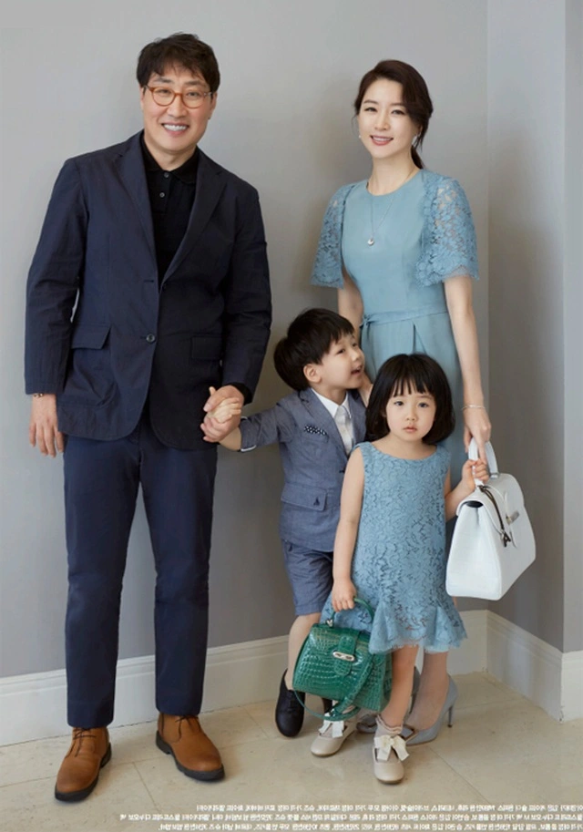 Vợ chồng Lee Young Ae - Jung Ho-young và hai con