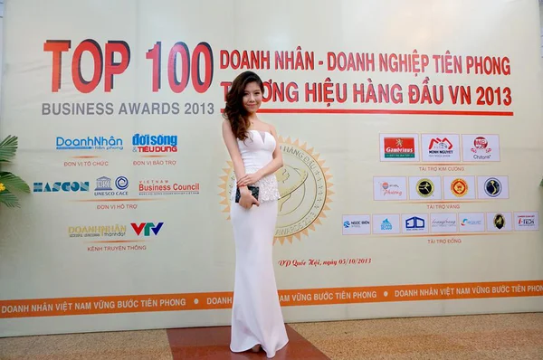 Tuệ Nghi nhận giải thưởng Ngôi sao kinh doanh, lãnh đạo xuất sắc Châu Á – Thái Bình Dương 2013.